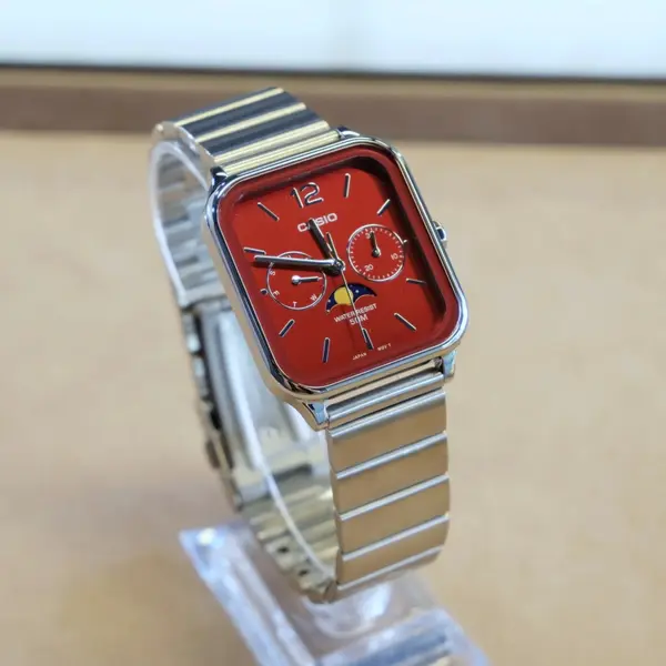 CASIO MTP-M305D-1AVDF Moon Chaser Silver Stainless Steel Chain Unisex Analog Watch – Dial Color: Red, Strap Color: Silver – View 3