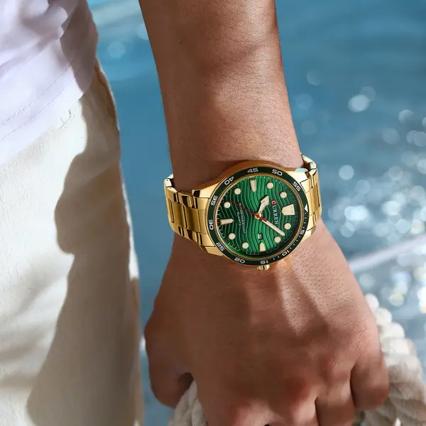 Curren 8426 Stainless Steel Analog Simple Classic Men's Watch – Dial Color: Green, Strap Color: Gold – View 4