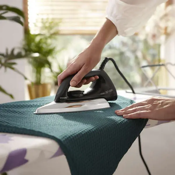 Classic HD1174/86 Comfortable Lightweight Dry Iron with Non-stick Soleplate – View 4